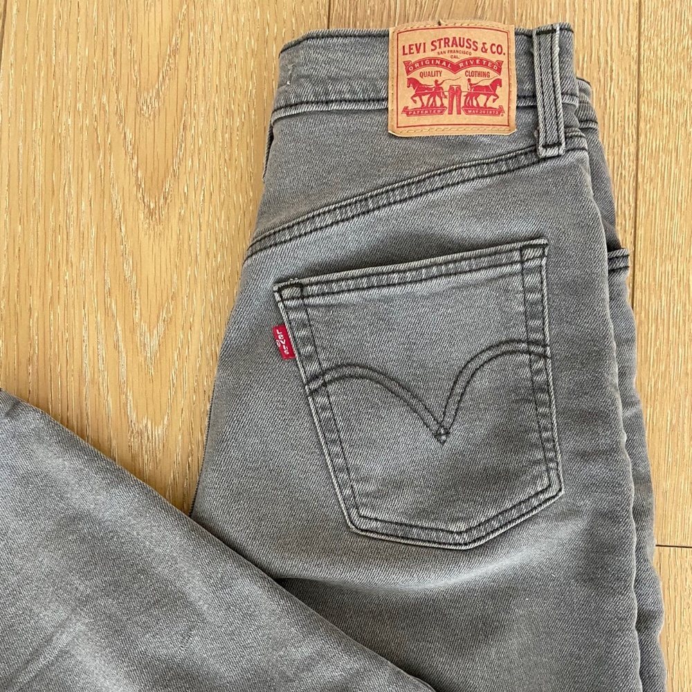 Levi’s high rise wedgie straight leg cropped jeans